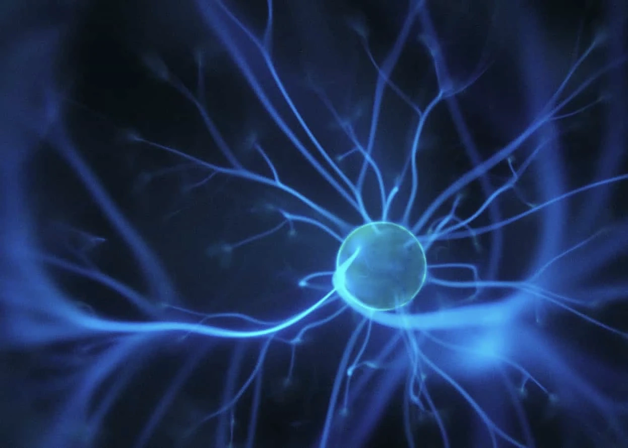 Da Vinci Master – Videokurs für Schnelllesen von Maxim Mankevich 4 Leuchtende blaue Energiekugel mit Synapsen-Netzwerk, Gehirn-Symbolik