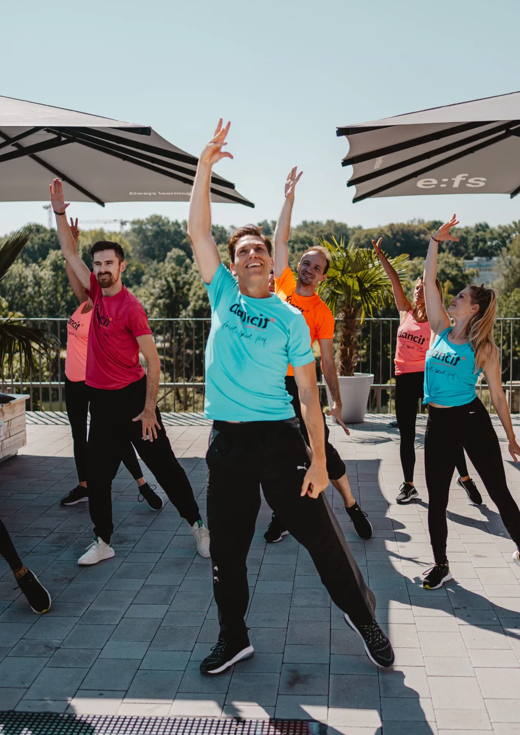 Tanzgruppe auf Terrasse mit Sonnenschirmen bei Polanc SommerLounge