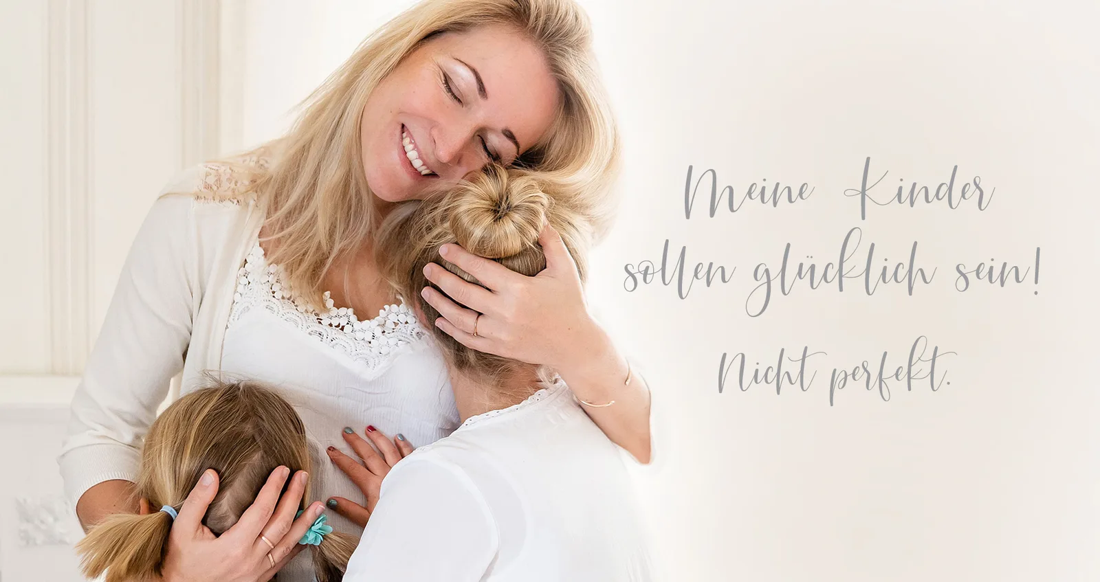 Frau mit zwei Kindern, lächelnd, mit deutschem Text über glückliche Kinder