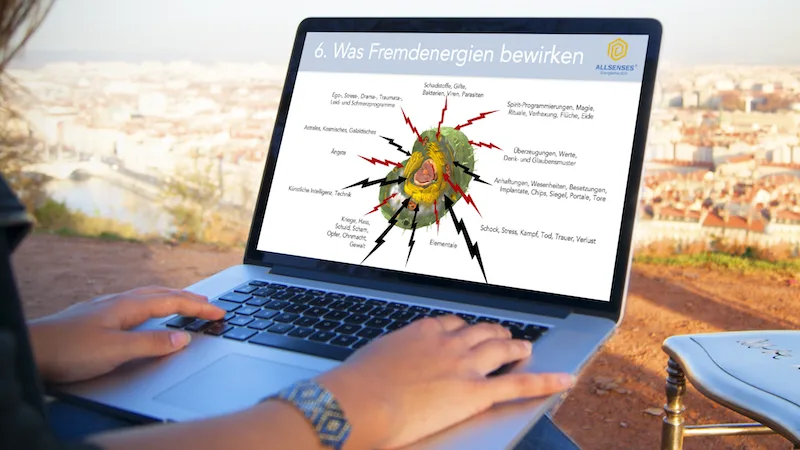 Laptop zeigt Infografik "Was Fremdenergien bewirken" mit farbigem Energiediagramm und Symptomen
