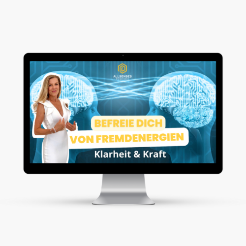 Desktop-Monitor zeigt Frau mit Text "Befreie dich von Fremdenergien - Klarheit & Kraft"