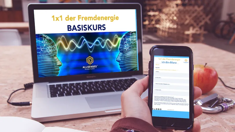 Laptop und Smartphone zeigen Basiskurs "1x1 der Fremdenergie" mit Wellenform-Grafik und ALLSENSES-Logo