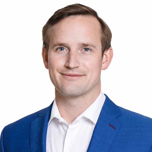 Das 24 Stunden Startup – Praxisbuch zur Unternehmensgründung 7 Porträt von Christoph J.F. Schreiber in blauem Blazer