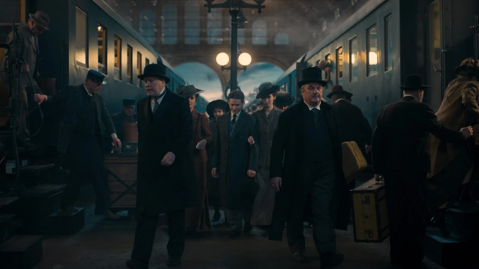 Filmszene mit Figuranten auf Bahnsteig in 1940er-Jahren Kostümen, Cinematographie