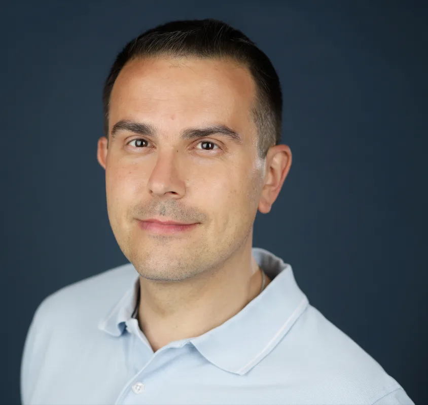 Porträt von Dejan Sekulic, Autor, vor grauem Hintergrund
