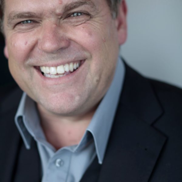 Portrait von Norbert Wagener, lächelnder Mann im Businesshemd und Sakko