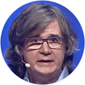Porträt von Hermann Scherer mit Brille und blauem Hintergrund
