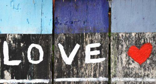 Graffiti-Herz mit Liebes- und Beziehungsmotiven