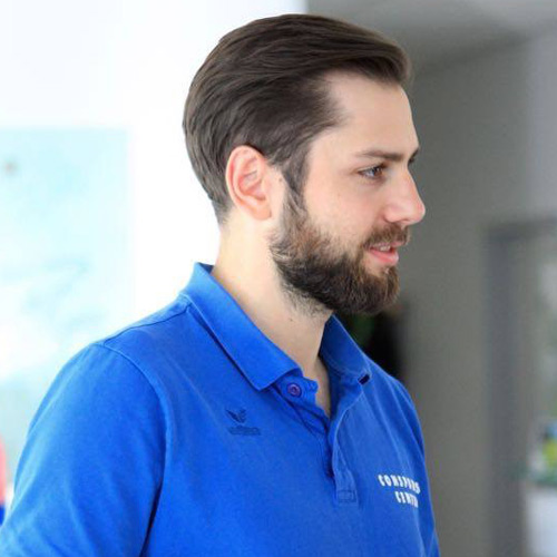 Tobias, Mann in blauem Poloshirt, Profilansicht