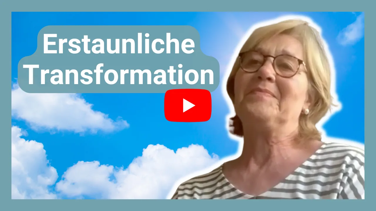Videostandbild mit Frau mit Brille vor blauem Himmelshintergrund mit Playbutton