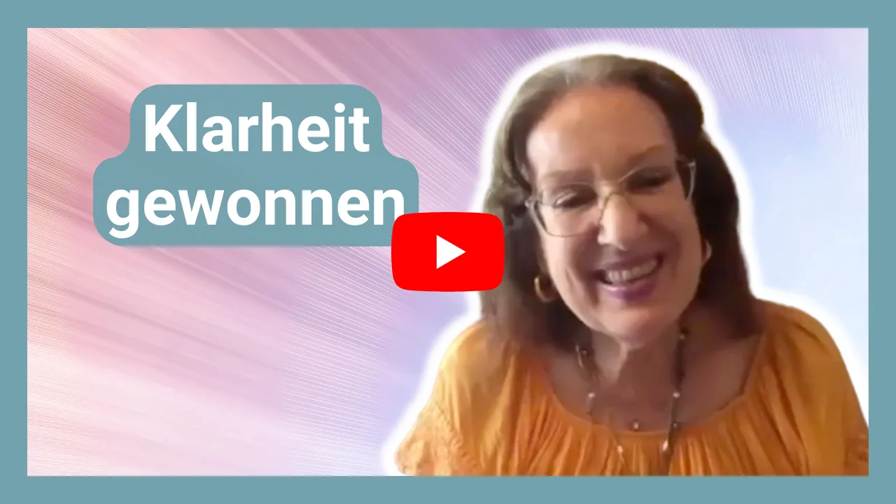 Videostandbild mit Frau in orangem Top vor rosa-lila Mustergrund mit Playbutton