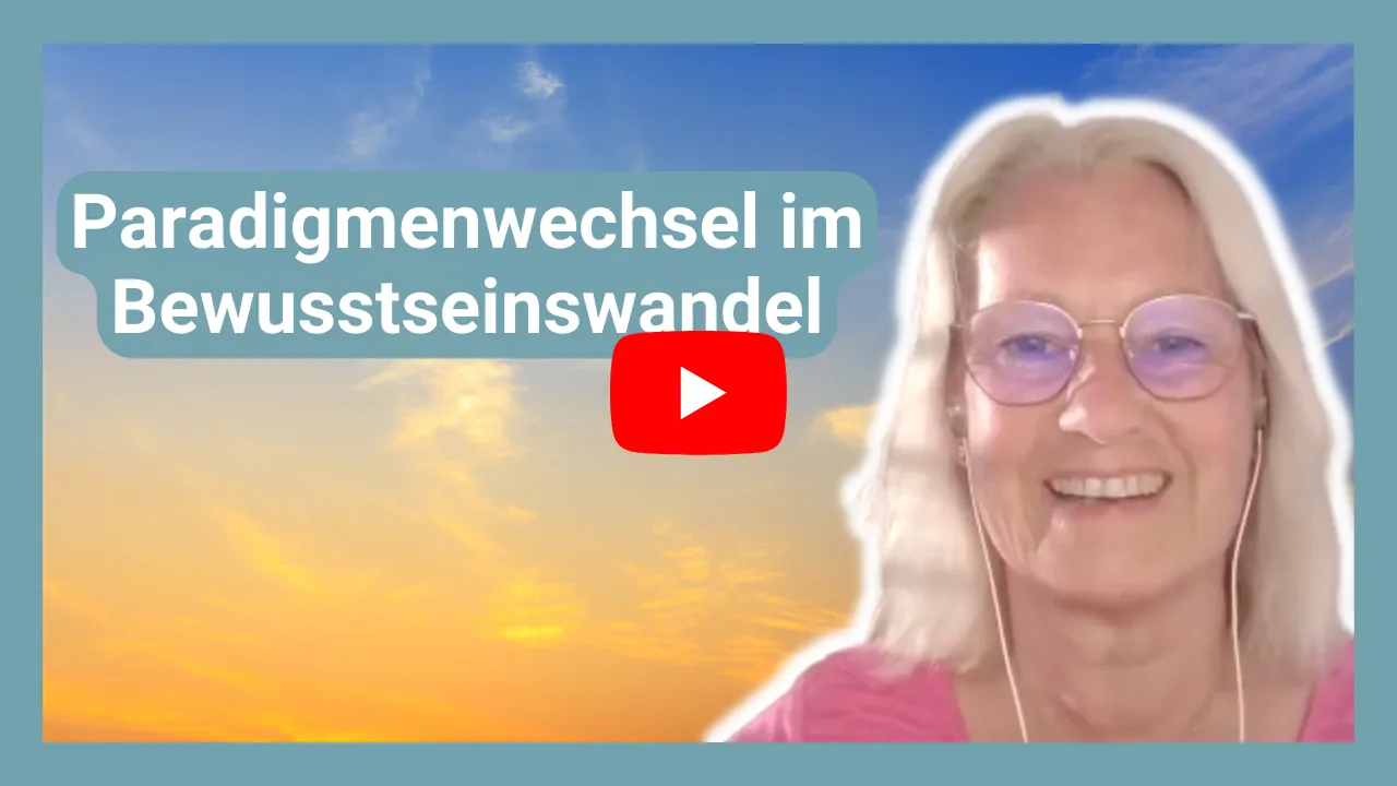 Videostandbild mit Frau mit weißen Haaren und Brille vor Himmelshintergrund mit Playbutton