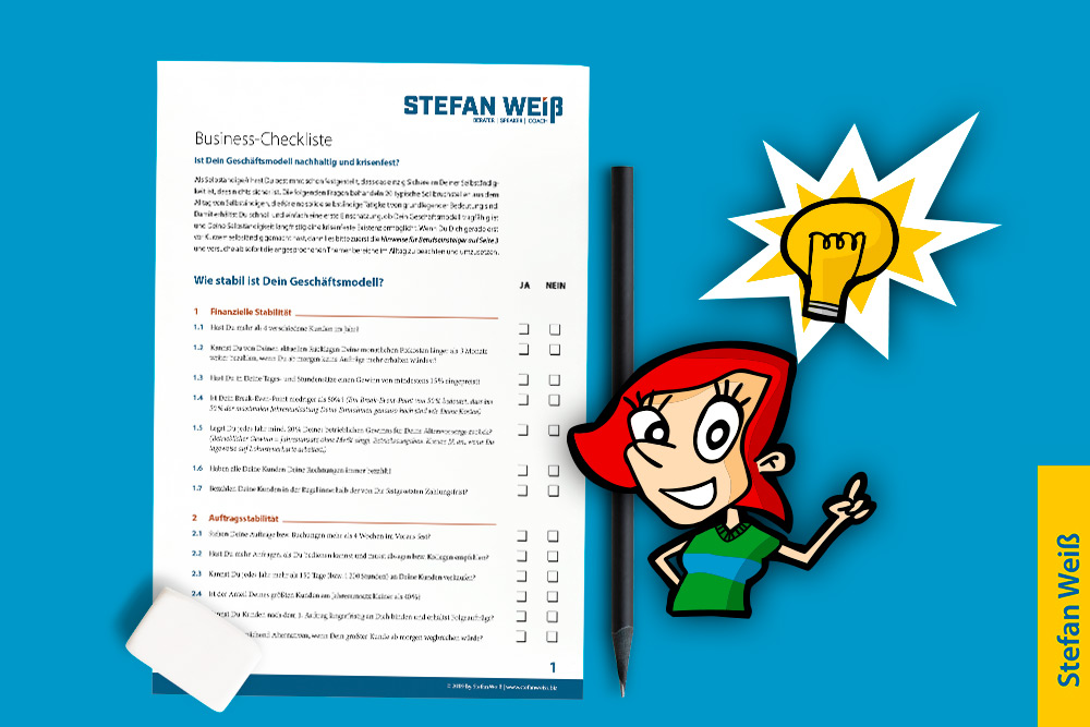 Business-Checkliste und Stift mit Cartoon-Charakter und Glühbirne auf blauem Hintergrund