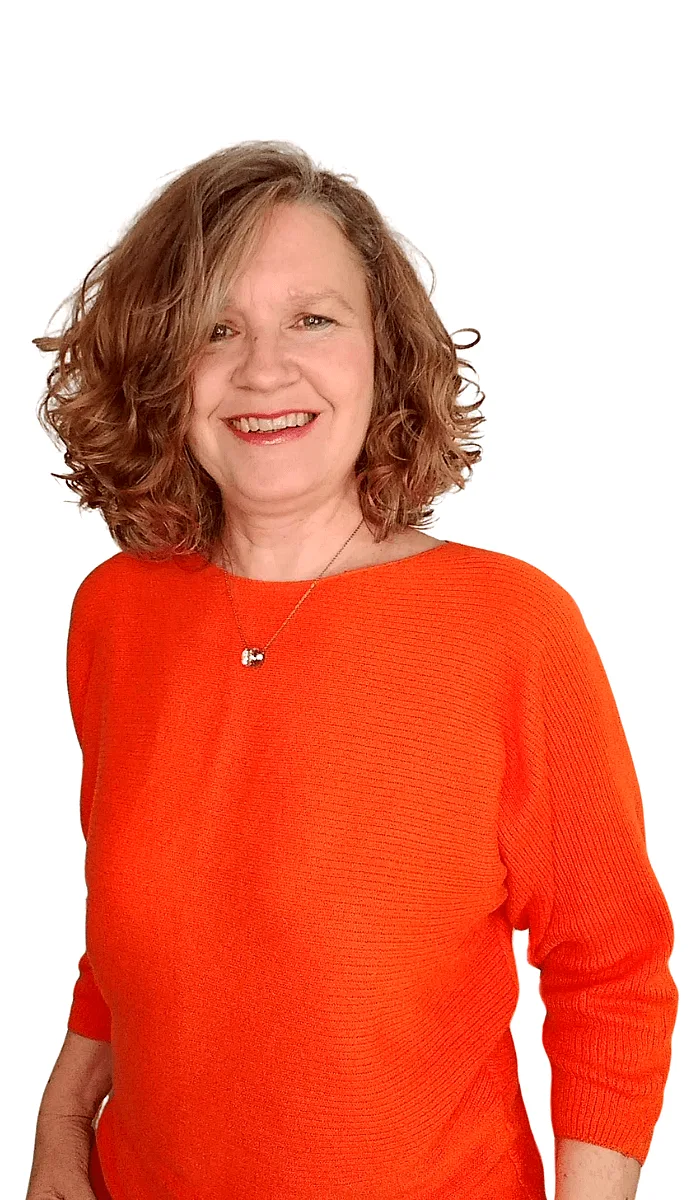 Tanja-Sophie Janotta Portrait in rotem Pullover, lächelnd, Schulterausschnitt