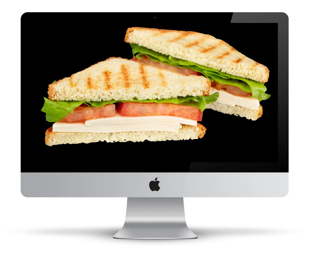 Zwei frische Sandwiches mit Tomaten, Käse und Salat auf schwarzem Hintergrund