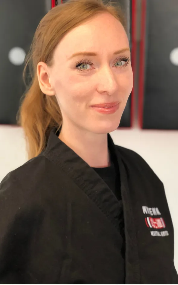 Melissa Neumaier Portrait Frau schwarzes Oberteil seitlich in Nahaufnahme