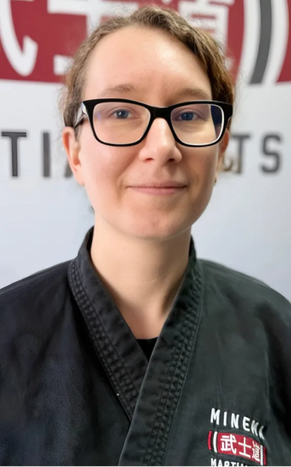 Linda Portrait Frau schwarzer Kimono Brille Trainerin Martial Arts