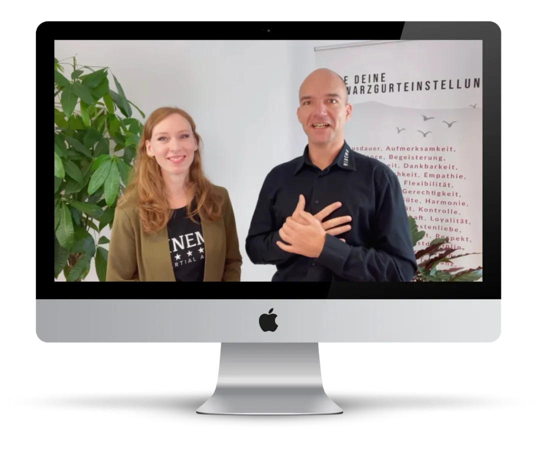 Melissa und Michael Neumaier in Trainingsumgebung vor Whiteboard
