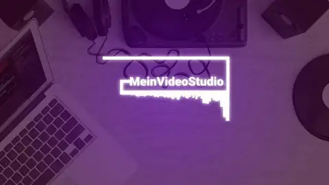 Animiertes GIF mit MeinVideoStudio Neon-Schriftzug auf violettem Schreibtisch-Hintergrund