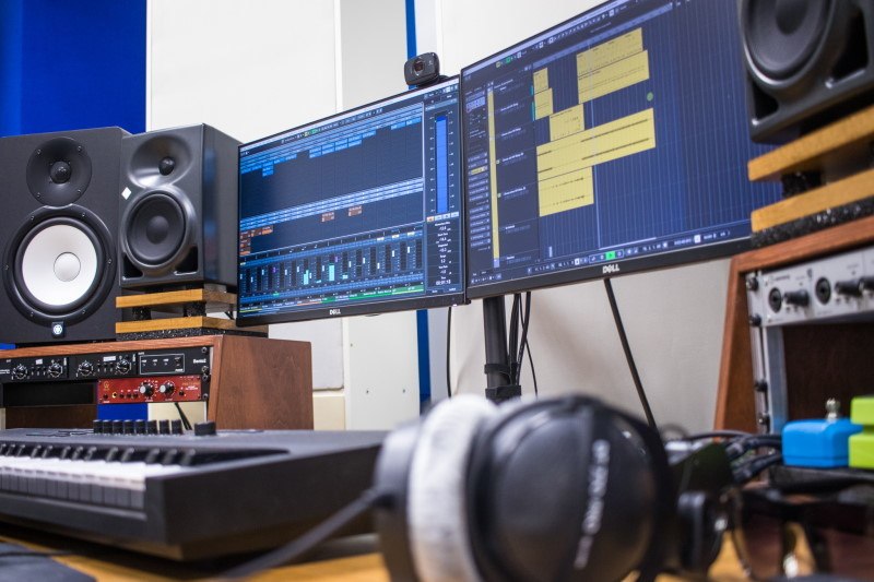 Dayum für HALion Sonic SE 3 – Sound-Library für EDM und Pop 7 Professionelles Home-Studio-Setup mit Monitor, Studiomonitoren und Cubase DAW auf dem Bildschirm