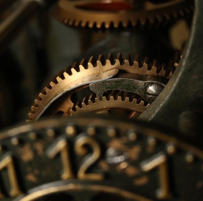 Decluttering Workshop – Coaching zur Neuorientierung von Petra Ecker 4 Detailaufnahme von Zahnrädern und Uhrwerk-Mechanismus