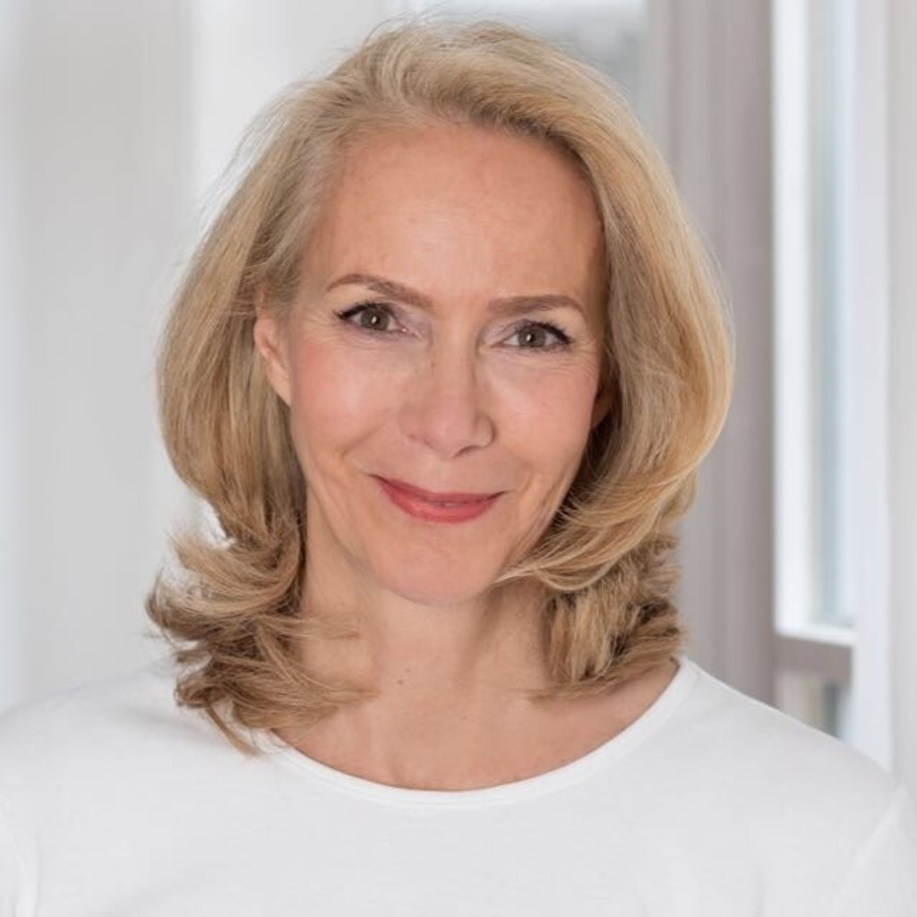 Porträt von Ursula Ehrhorn mit blondem Haar und zartem Make-up