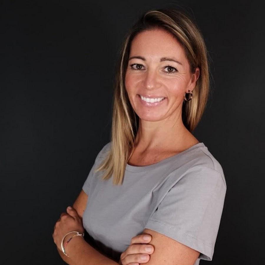 Dr. Christina Weiß, Sprecherin, Portrait mit braunen Haaren und grauem Oberteil