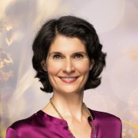 Dr. Alina Lessenich, Sprecherin, Portrait mit dunklen Haaren und violettem Oberteil