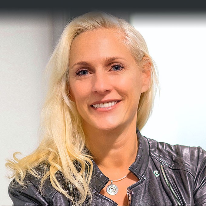 Dr. Cordelia Schott, Sprecherin, Portrait mit blondem Haar und schwarzer Jacke