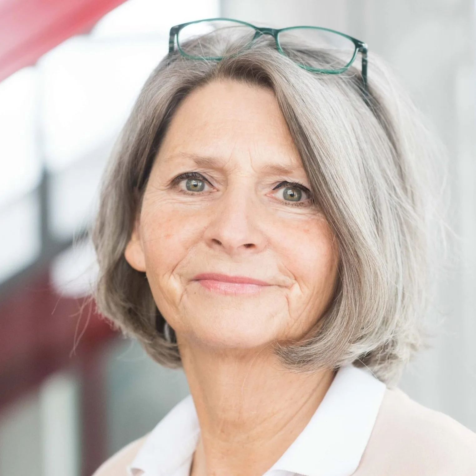 Porträt von Dr. Petra Wiechel mit grüner Brille und weißer Bluse