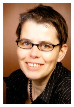 Portrait einer Frau mit Brille und Perlenkette, Klopfakupressur an den Fingern demonstrierend