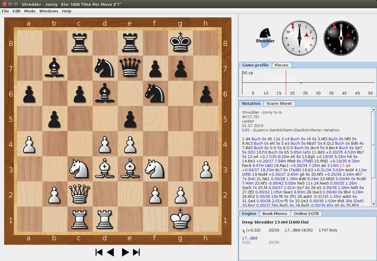 Deep Shredder 13 Schachprogramm mit Spielstellung und Notation, schwarze Figuren gegen weiße, Analysepanel mit Zeitanzeige un