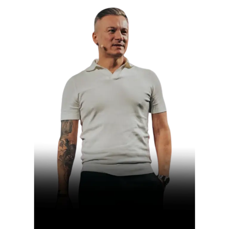 Porträt von Dawid Przybylski in grauem Hemd mit weißem Hintergrund