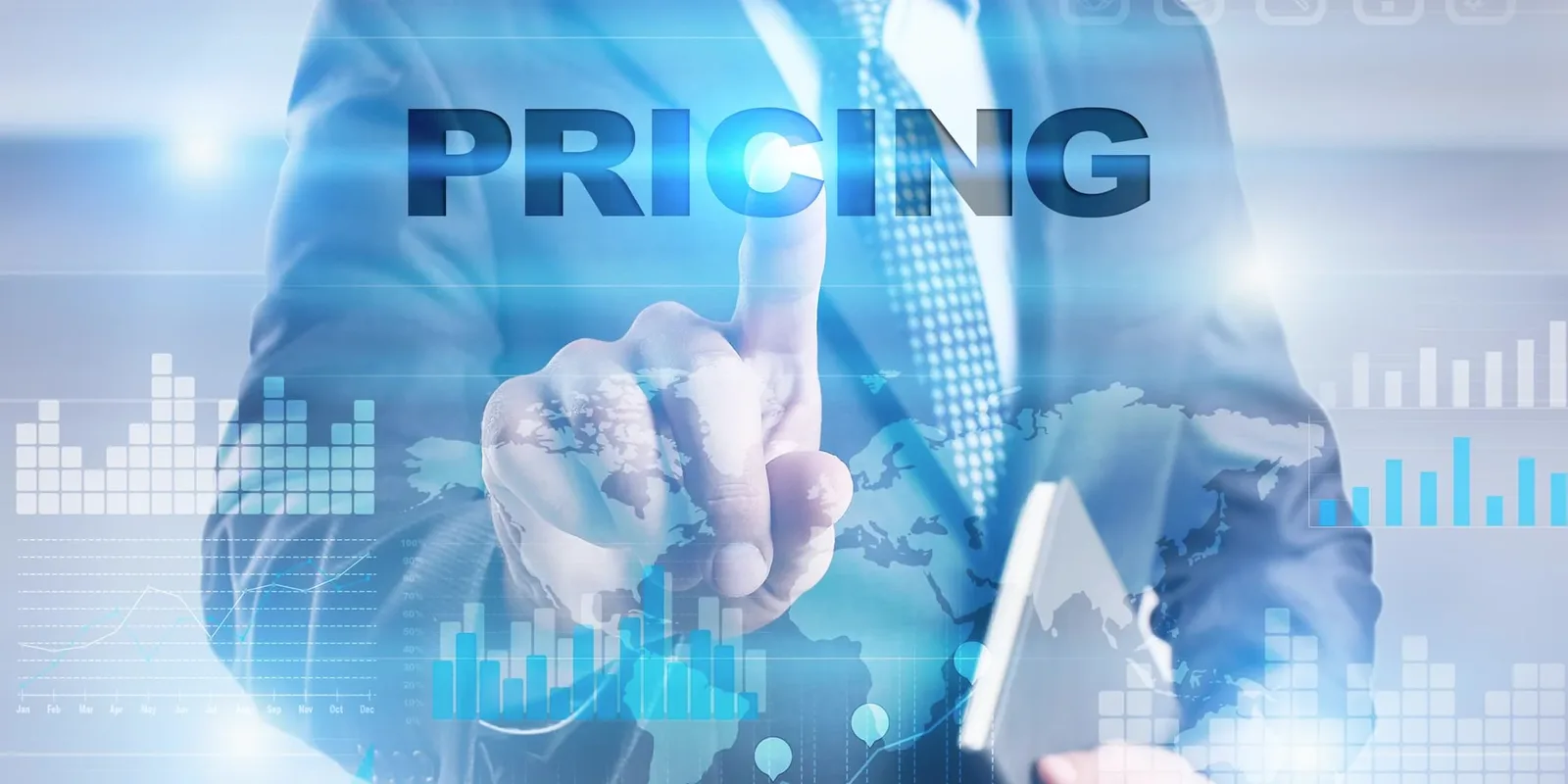 Geschätsmann tippt auf digitales Interface mit Text PRICING, Grafiken und Weltkarte