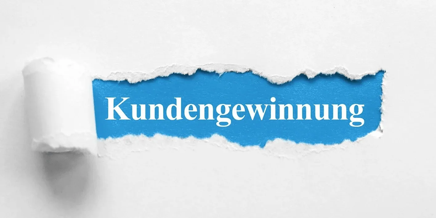 Weißes Papier mit aufgerissenem Loch, darunter blaue Fläche mit Text Kundengewinnung