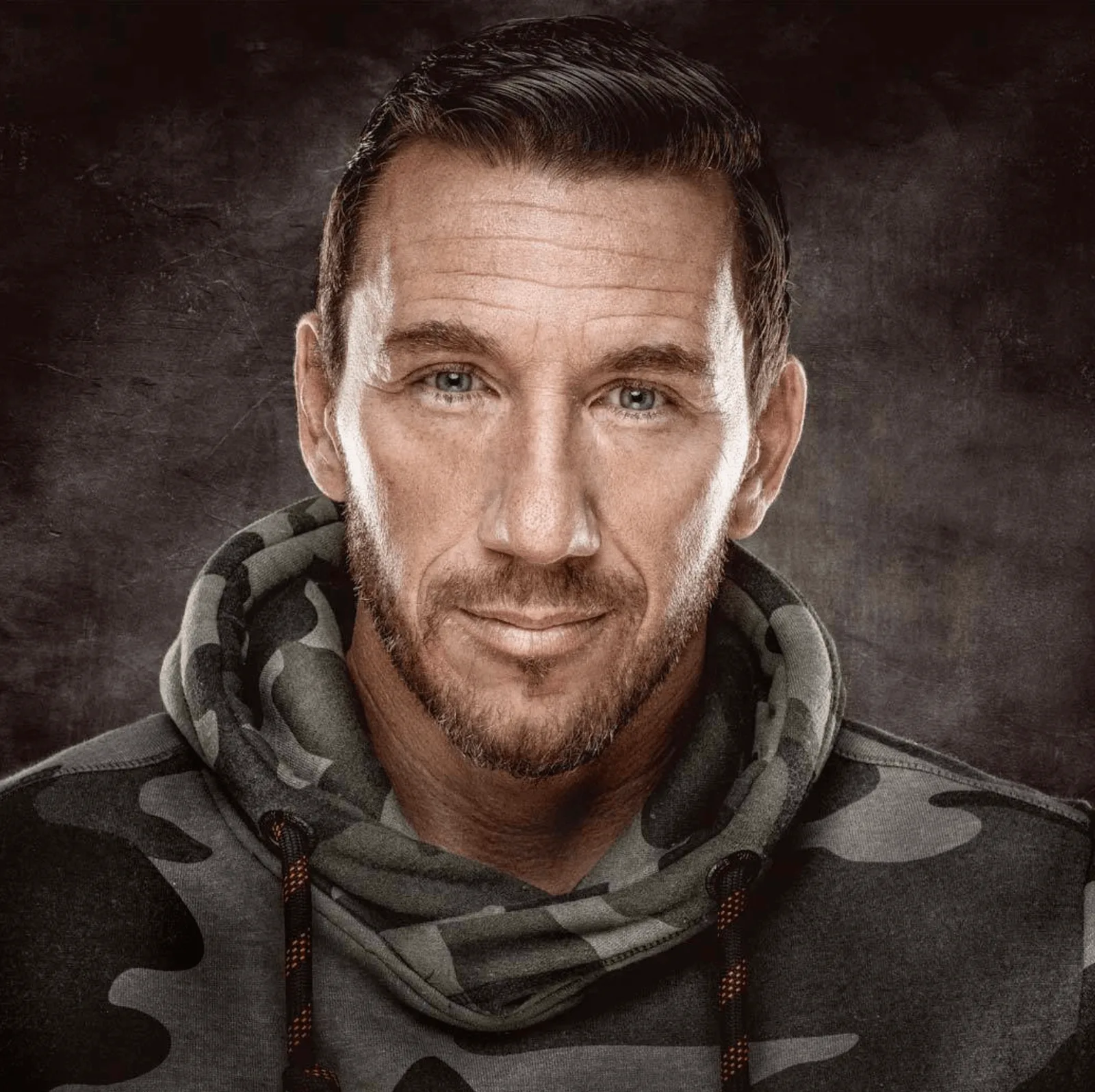 Portrait eines Mannes mit Bart und Hoodie, Autor Calvin Hollywood