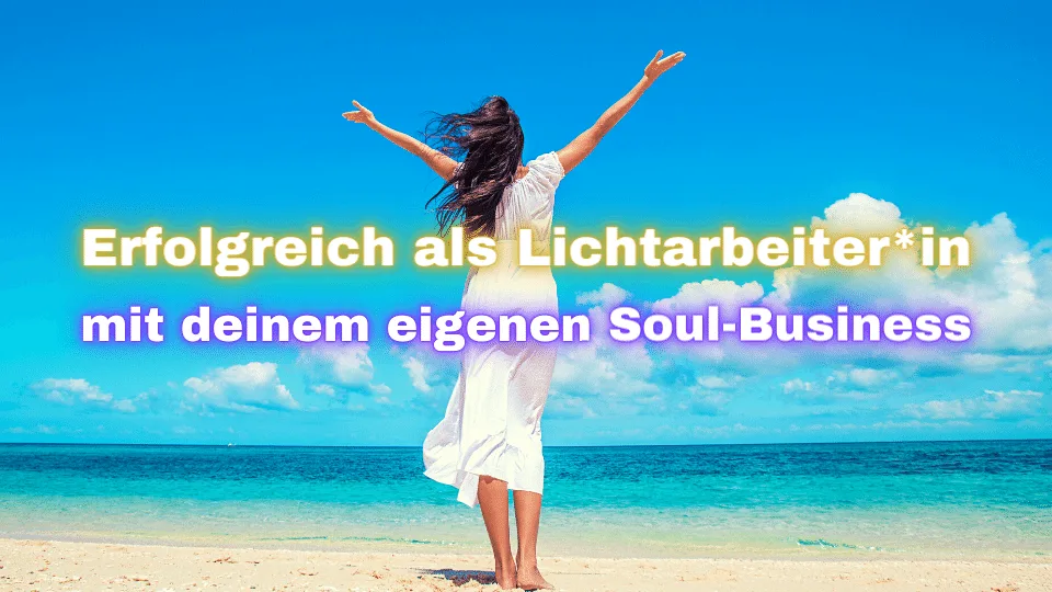 Frau am Strand mit erhobenen Armen vor blauem Himmel, Überschrift zu Soul-Business