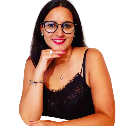 Dein Erfolgsleitfaden – Instagram-Videokurs von Tanja Vallee 5 Porträt einer Frau mit schwarzen Haaren, Brille und pinkem Lippenstift, schwarzes Oberteil