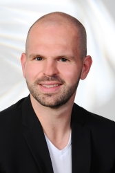 Dein Nichtraucher Training – Schluss mit Rauchen von Dejan Sekulic 13 Nachdem wir uns nun doch besser kennen, bin ich sehr von dir und deiner Persönlichkeit beeindruckt. Fokussiert, zielstrebig mit viel Begeisterung und Enthusiasmus arbeitest du hart an dir und deinen Projekten mit unermüdlichen Elan. Präzise, genau und auf dem Punkt - eine vorbildliche Persönlichkeit. Du weißt genau, worauf es ankommt, dabei liegt die Präzision in Wort und Sprache mit Liebe zum Detail. Ich freue mich sehr, dass sich unsere Wege gekreuzt haben. Christian Link (Sales Manager)