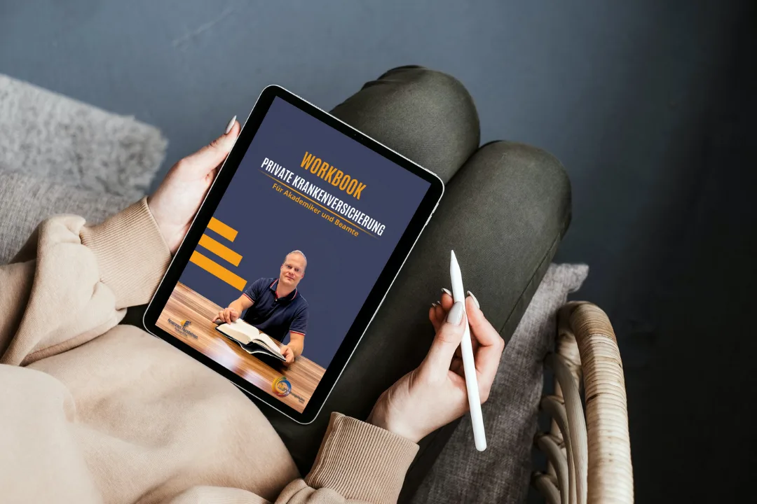 iPad-Mockup mit PKV-Workbook-Cover, Hände halten Tablet und Stift