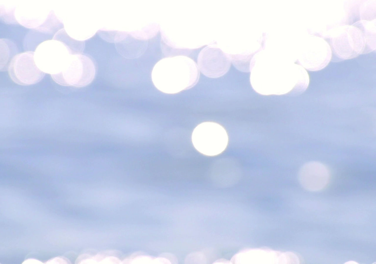 Bokeh-Lichter auf blauem Hintergrund, verschwommene Lichter Tageslicht