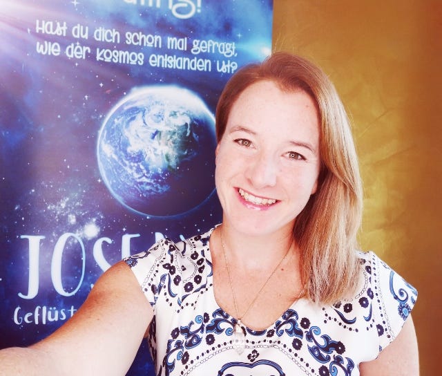 Simone White mit lächelndem Gesicht vor Erde und kosmischem Hintergrund mit Schriftzug
