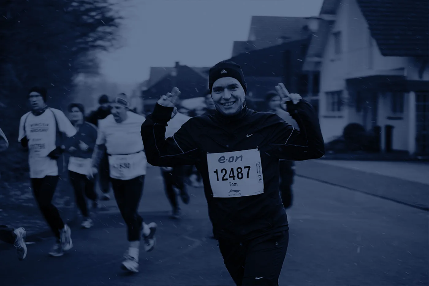 Thomas Klußmann beim Marathon mit Startnummer, lächelnd in schneebedeckter Straße