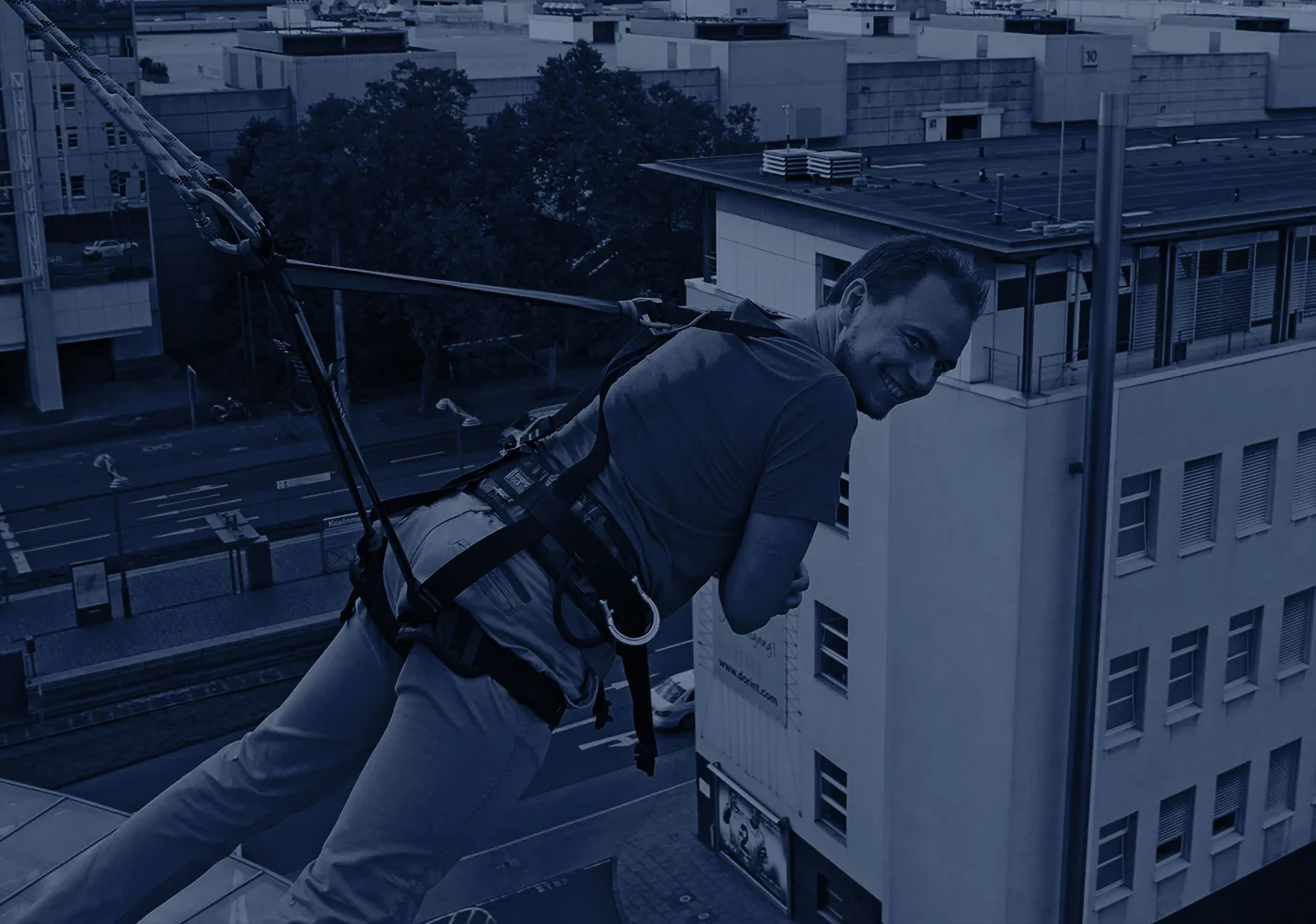 Thomas Klußmann beim Seilspringen auf Hochhaus-Dach über Stadt
