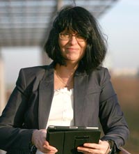 Denken Sie neu – Buch zum Gedächtnistraining von Markus Hofmann 4 Frau mit schwarzem Haar und Brille, dunklem Blazer und weißer Bluse, hält Tablet