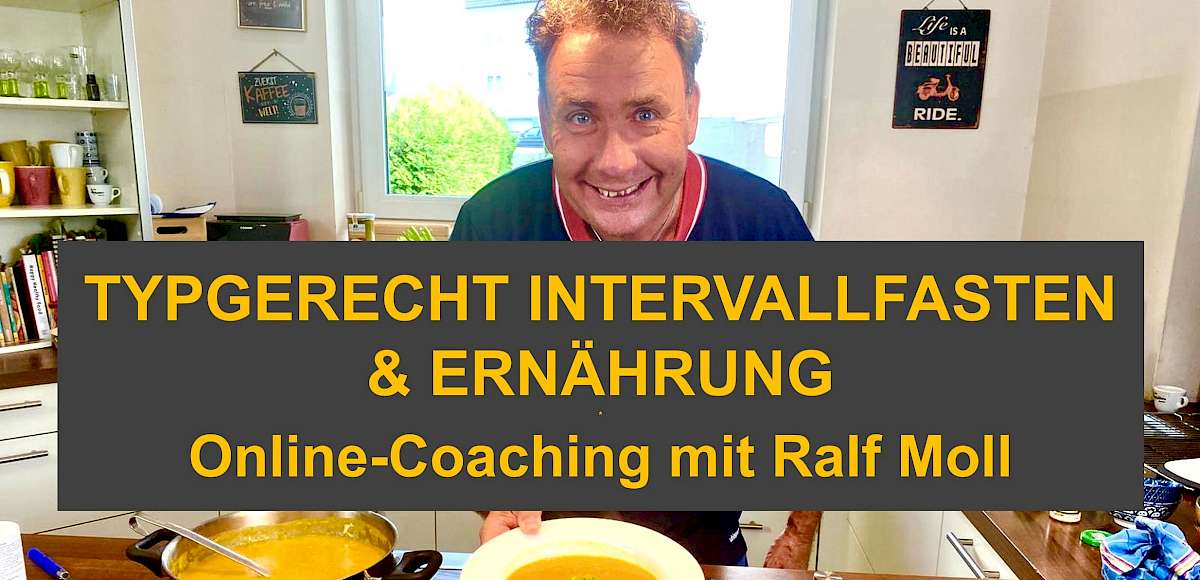 Ralf Moll sitzt vor Bücherregal und Fenster, große gelbe Text-Overlay zu Intervallfasten und Ernährung