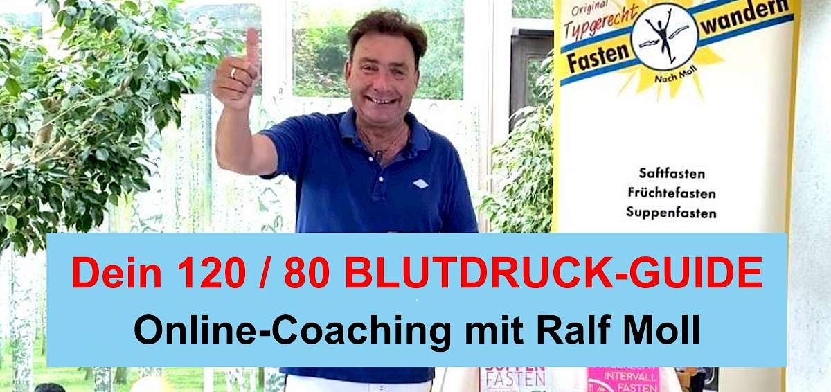 Ralf Moll in blauem Poloshirt mit Daumen hoch, 120/80 Blutdruck-Guide Online-Coaching Textoverlay in rot und schwarz