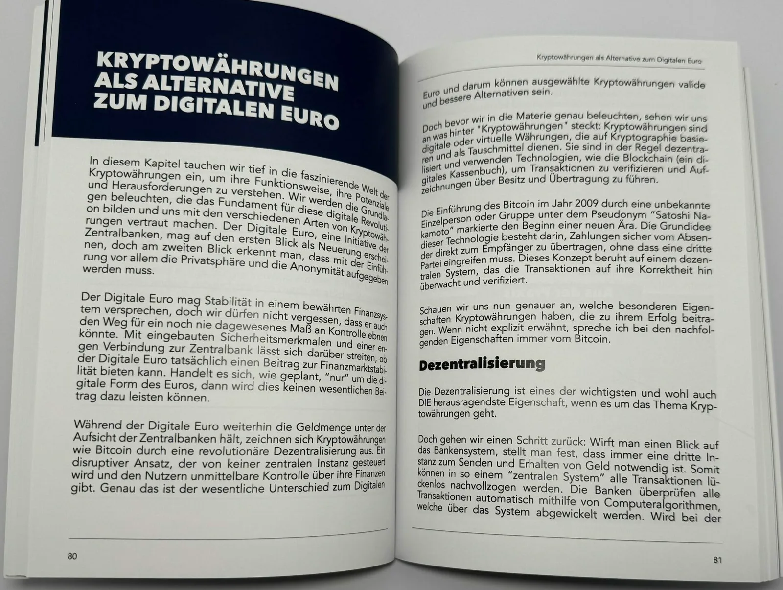 Aufgeschlagene Buchseiten mit Kapitel Kryptowährungen als Alternative zum Digitalen Euro mit Fettdruck-Überschrift