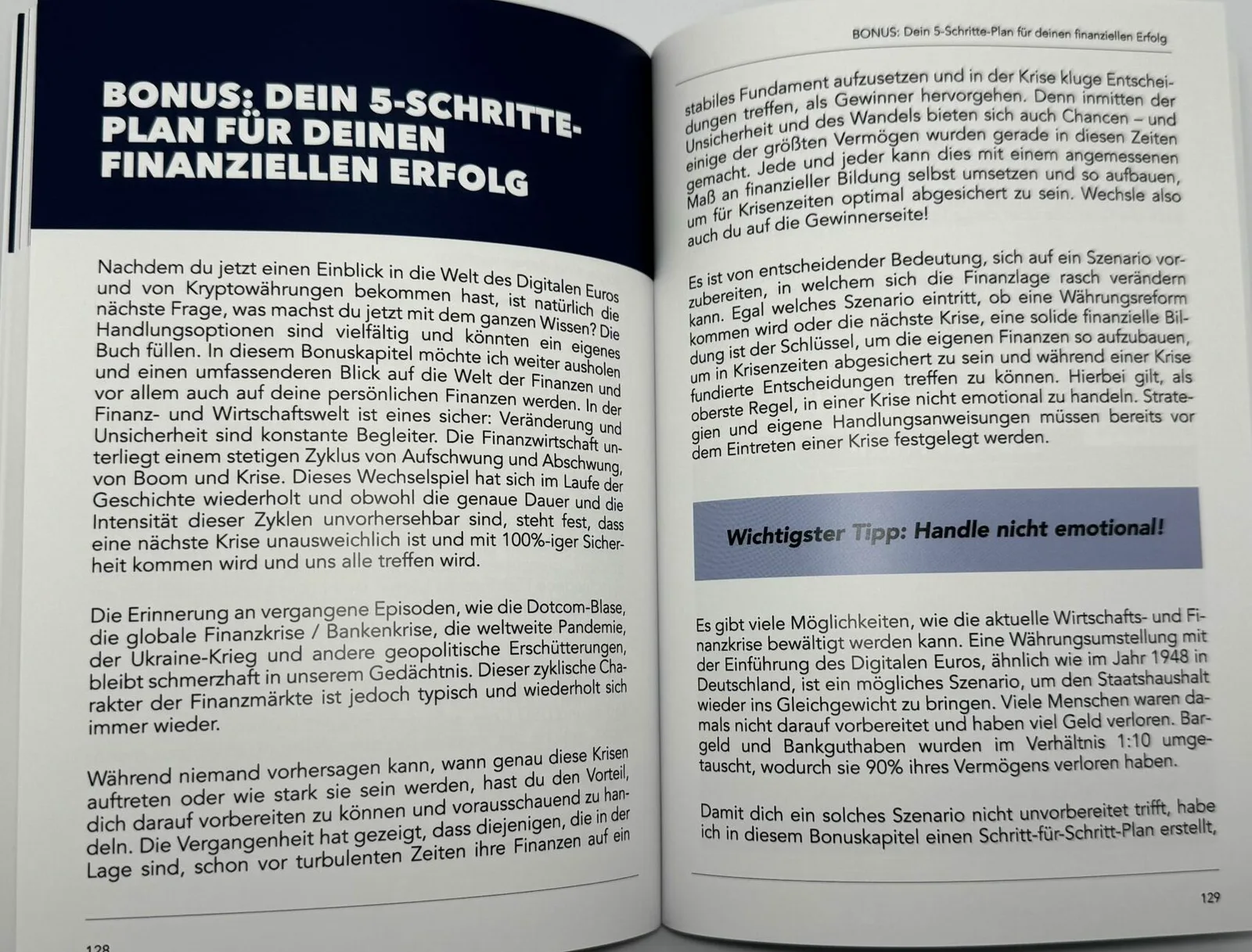 Aufgeschlagene Buchseiten mit Bonus-Kapitel Fünf-Schritte-Plan für finanziellen Erfolg, Hinweis-Box mit Text Wichtigster Tipp