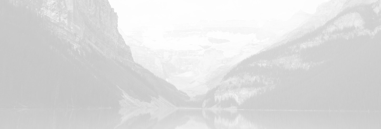Berglandschaft mit Tal und See, minimalistisches Hintergrundbild in Grautönen